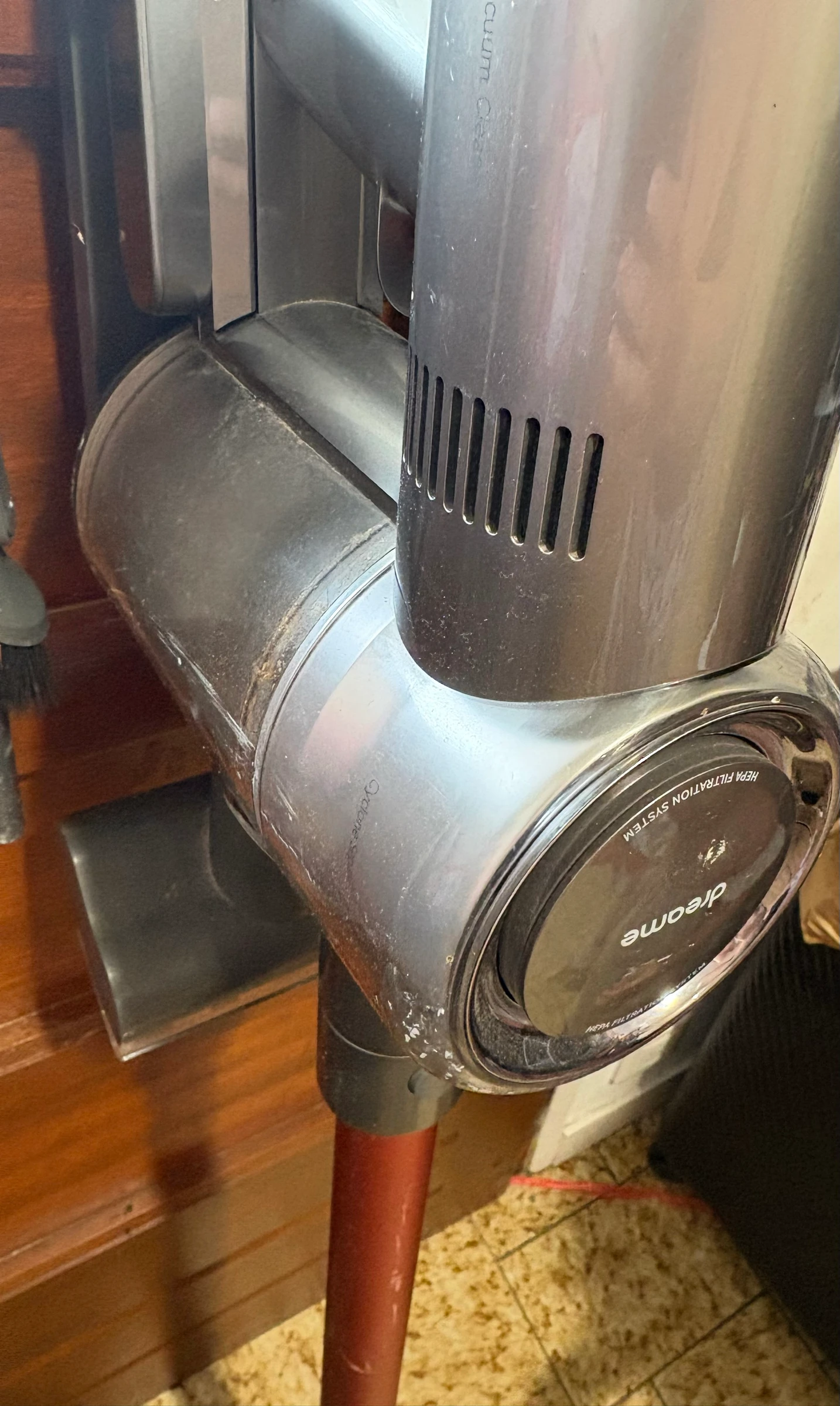 Dreame cordless vacuum cleaner with accessories – Good condition – Handover only – photo 2